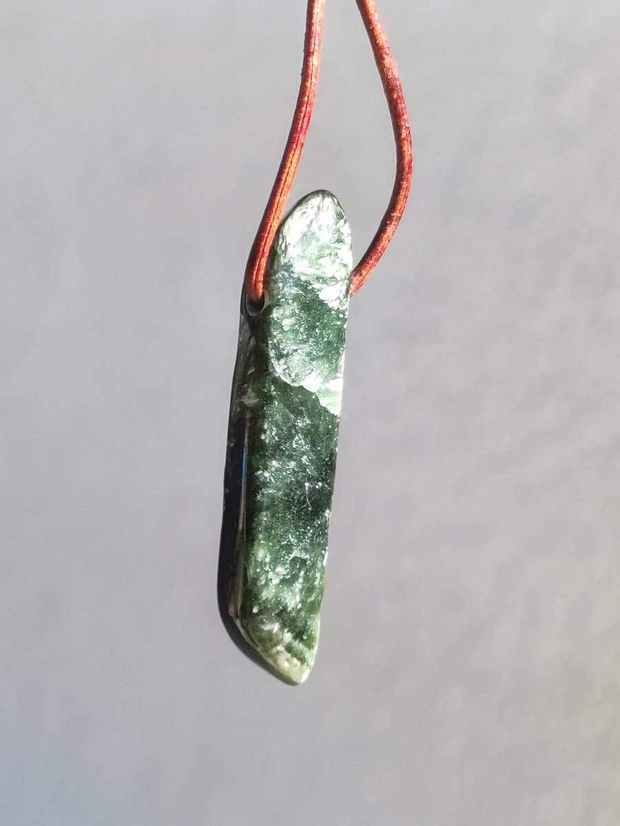 Seraphinit Serafinit A lang Spitze Edelstein Kette Natur Heilstein Mann Frau Glück Schutz HIPPIE Boho Tibet Ethno Rarität Geschenk Er Sie - Art of Nature Berlin