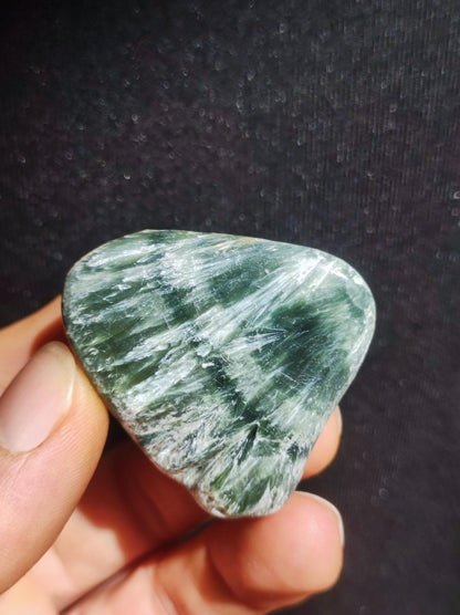 Seraphinit / Serafinit / Klinochlor Dreieck Dekostein Kristall Heilstein Natur Geschenk Er Sie Mann Frau Freundin Haus Dekoration Energie - Art of Nature Berlin