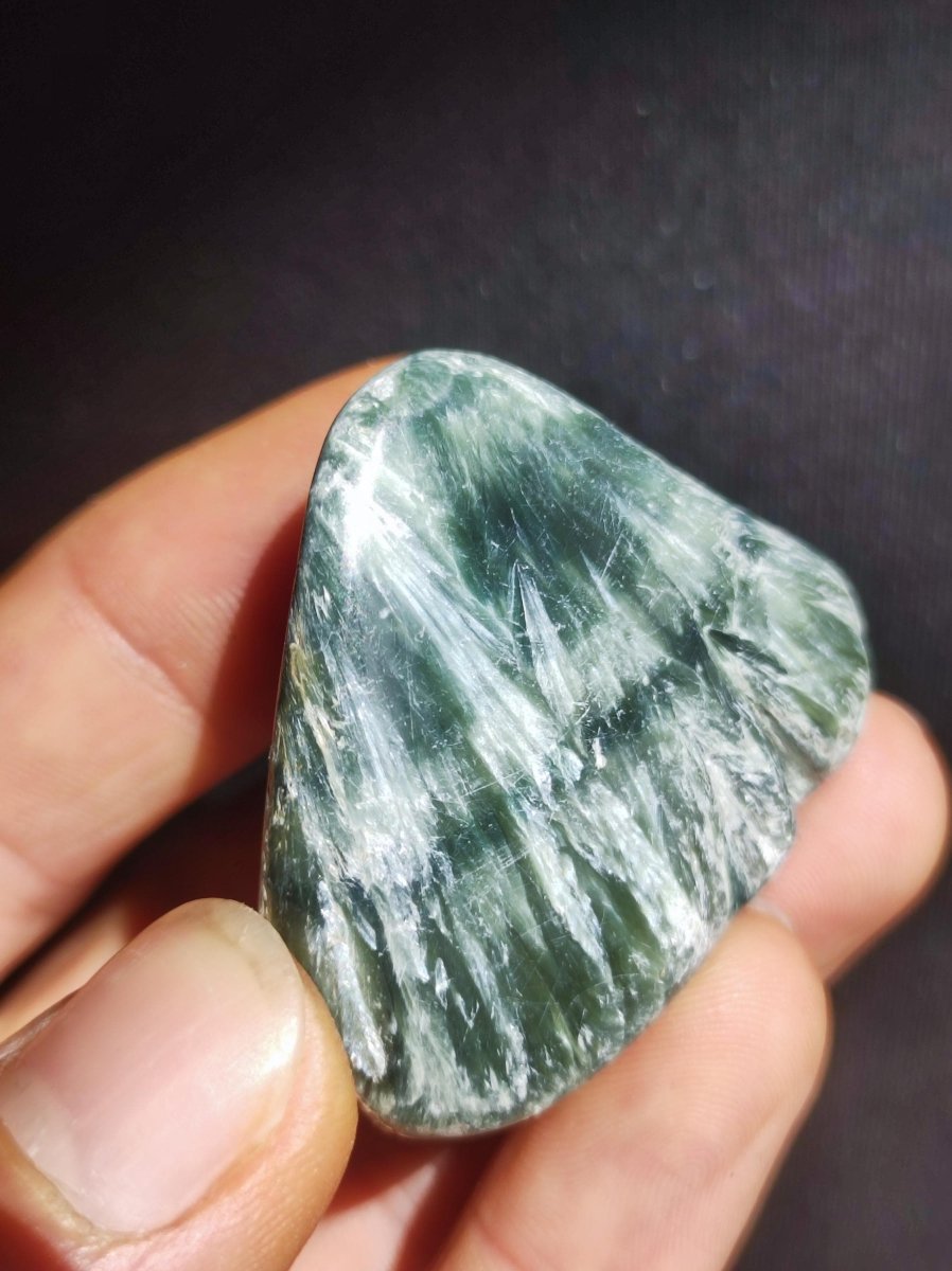 Seraphinit / Serafinit / Klinochlor Dreieck Dekostein Kristall Heilstein Natur Geschenk Er Sie Mann Frau Freundin Haus Dekoration Energie - Art of Nature Berlin