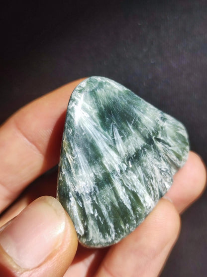 Seraphinit / Serafinit / Klinochlor Dreieck Dekostein Kristall Heilstein Natur Geschenk Er Sie Mann Frau Freundin Haus Dekoration Energie - Art of Nature Berlin