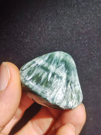 Seraphinit / Serafinit / Klinochlor Dreieck Dekostein Kristall Heilstein Natur Geschenk Er Sie Mann Frau Freundin Haus Dekoration Energie - Art of Nature Berlin