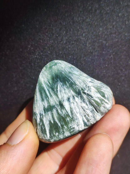 Seraphinit / Serafinit / Klinochlor Dreieck Dekostein Kristall Heilstein Natur Geschenk Er Sie Mann Frau Freundin Haus Dekoration Energie - Art of Nature Berlin