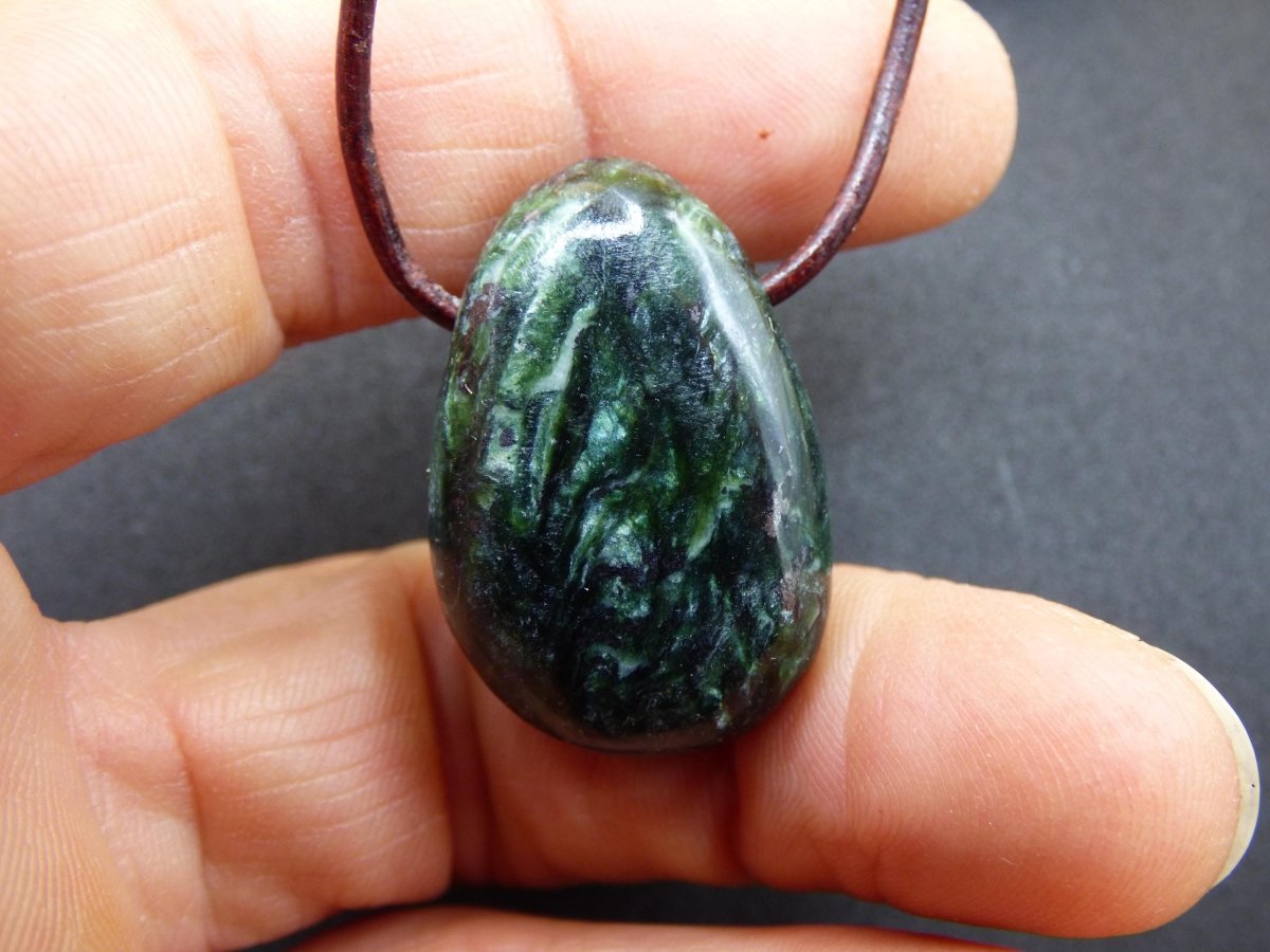 Seraphinit / Serafinit / Klinochlor - Edelstein Kette Natur grün Heilstein Mann Frau Glück Schutz Sommer Kleidung Rarität Geschenk Er Sie - Art of Nature Berlin
