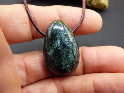 Seraphinit / Serafinit / Klinochlor - Edelstein Kette Natur grün Heilstein Mann Frau Glück Schutz Sommer Kleidung Rarität Geschenk Er Sie - Art of Nature Berlin