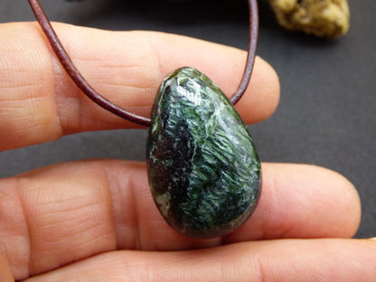 Seraphinit / Serafinit / Klinochlor - Edelstein Kette Natur grün Heilstein Mann Frau Glück Schutz Sommer Kleidung Rarität Geschenk Er Sie - Art of Nature Berlin