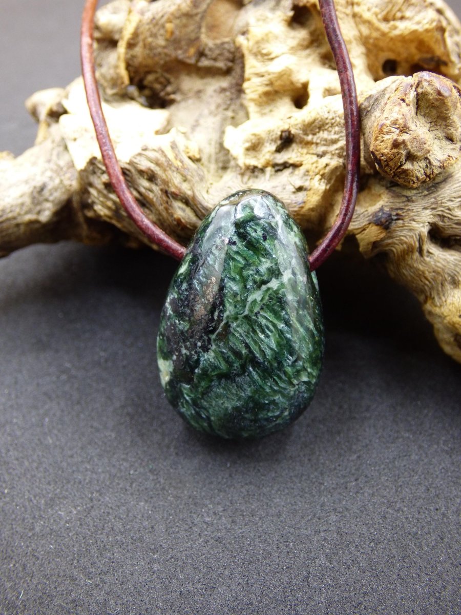 Seraphinit / Serafinit / Klinochlor - Edelstein Kette Natur grün Heilstein Mann Frau Glück Schutz Sommer Kleidung Rarität Geschenk Er Sie - Art of Nature Berlin