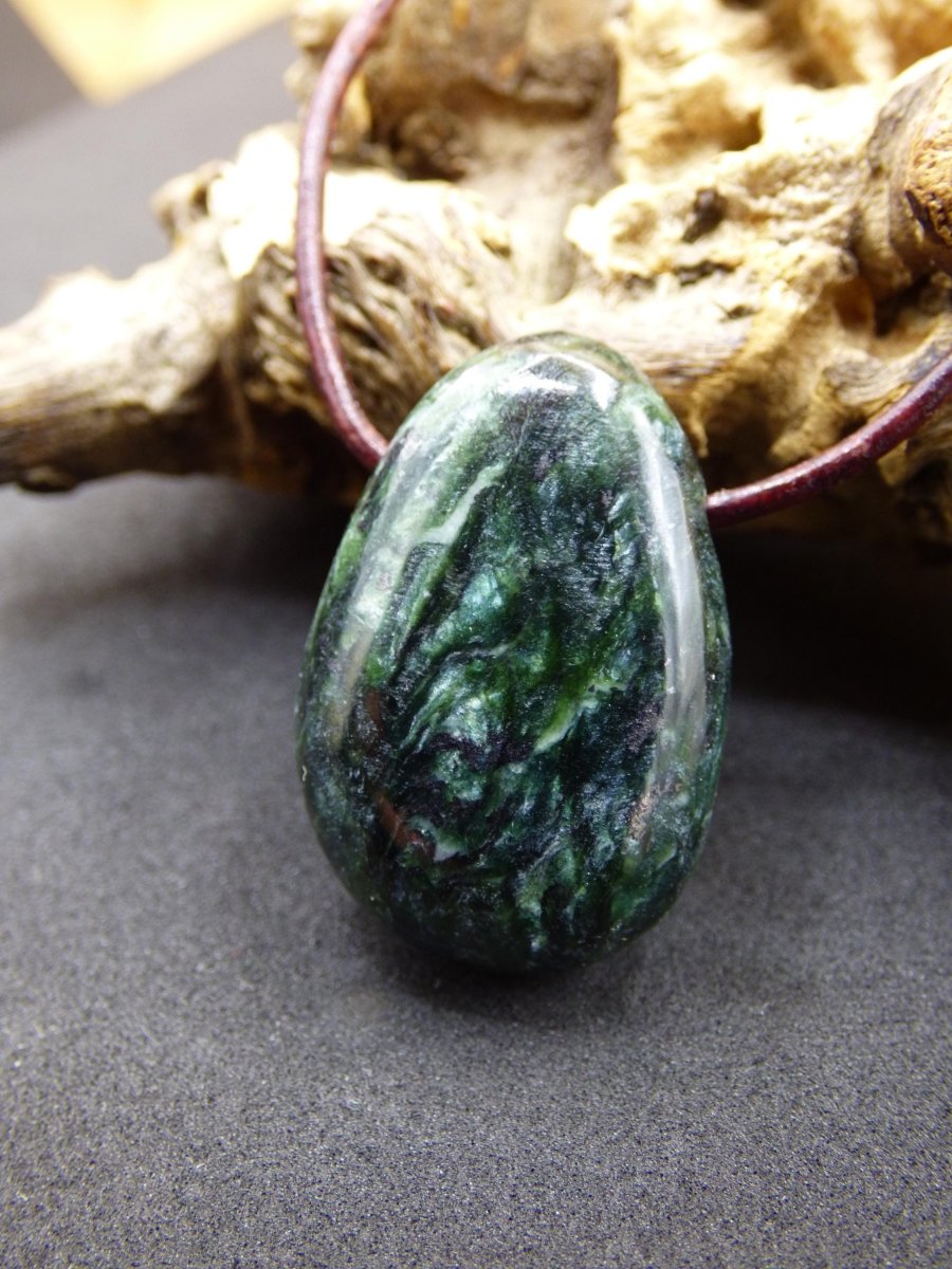 Seraphinit / Serafinit / Klinochlor - Edelstein Kette Natur grün Heilstein Mann Frau Glück Schutz Sommer Kleidung Rarität Geschenk Er Sie - Art of Nature Berlin