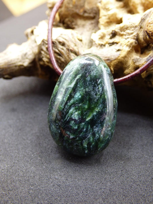 Seraphinit / Serafinit / Klinochlor - Edelstein Kette Natur grün Heilstein Mann Frau Glück Schutz Sommer Kleidung Rarität Geschenk Er Sie - Art of Nature Berlin