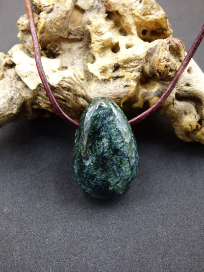Seraphinit / Serafinit / Klinochlor - Edelstein Kette Natur grün Heilstein Mann Frau Glück Schutz Sommer Kleidung Rarität Geschenk Er Sie - Art of Nature Berlin