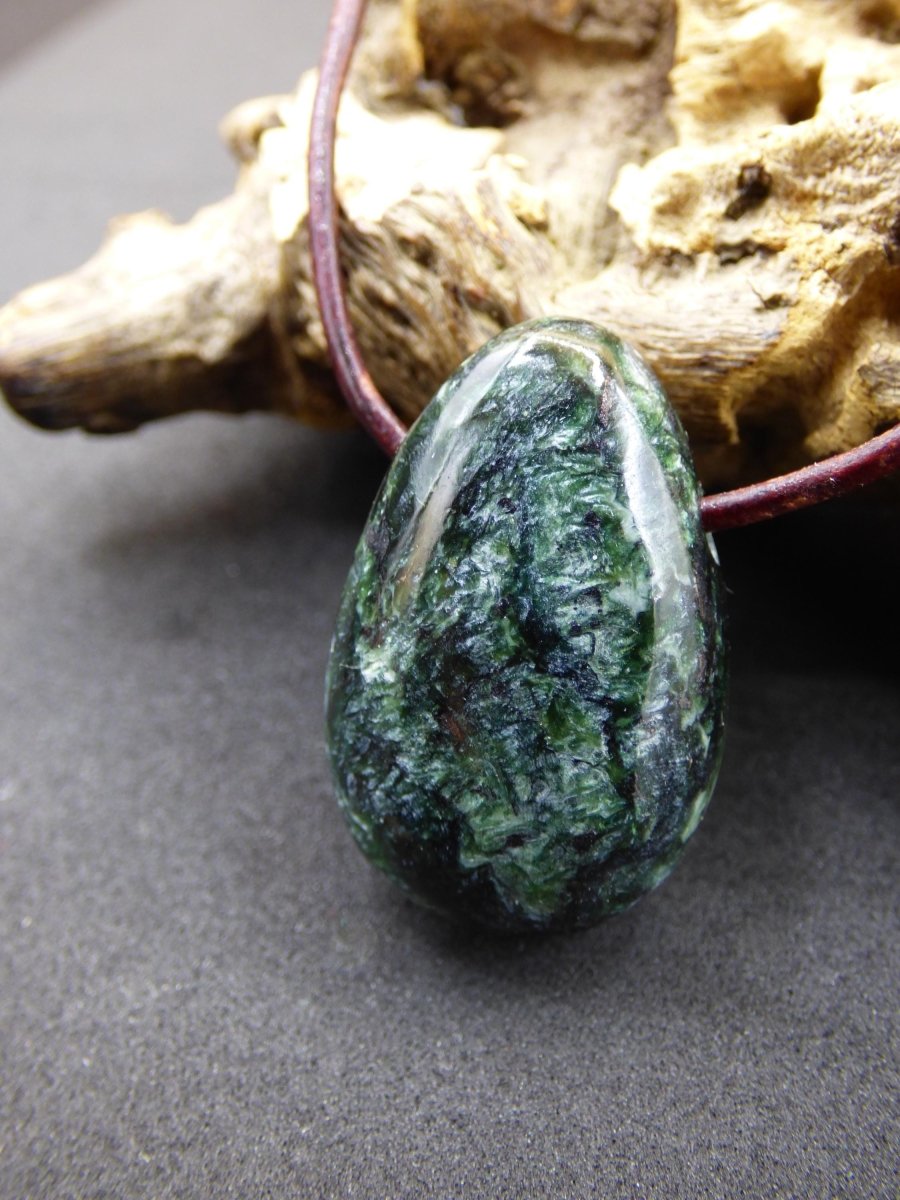 Seraphinit / Serafinit / Klinochlor - Edelstein Kette Natur grün Heilstein Mann Frau Glück Schutz Sommer Kleidung Rarität Geschenk Er Sie - Art of Nature Berlin