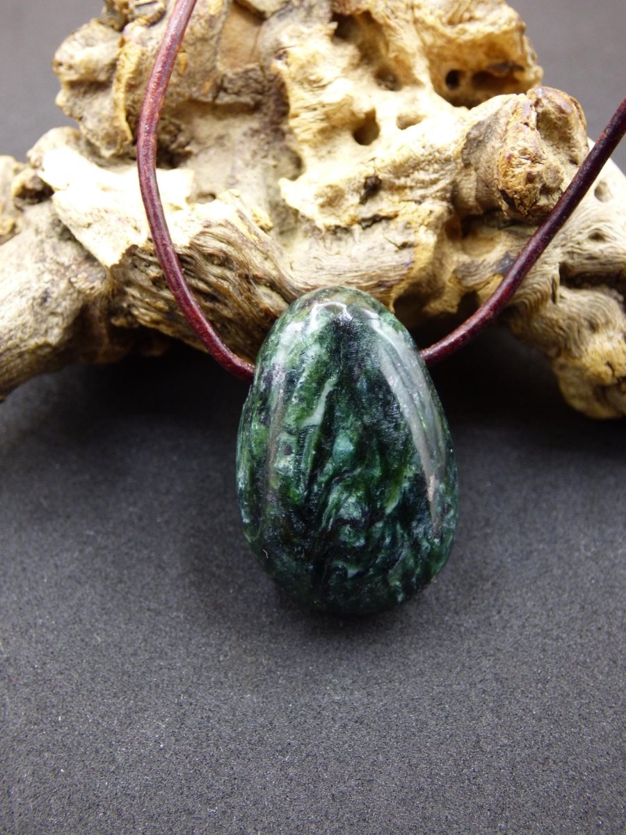 Seraphinit / Serafinit / Klinochlor - Edelstein Kette Natur grün Heilstein Mann Frau Glück Schutz Sommer Kleidung Rarität Geschenk Er Sie - Art of Nature Berlin