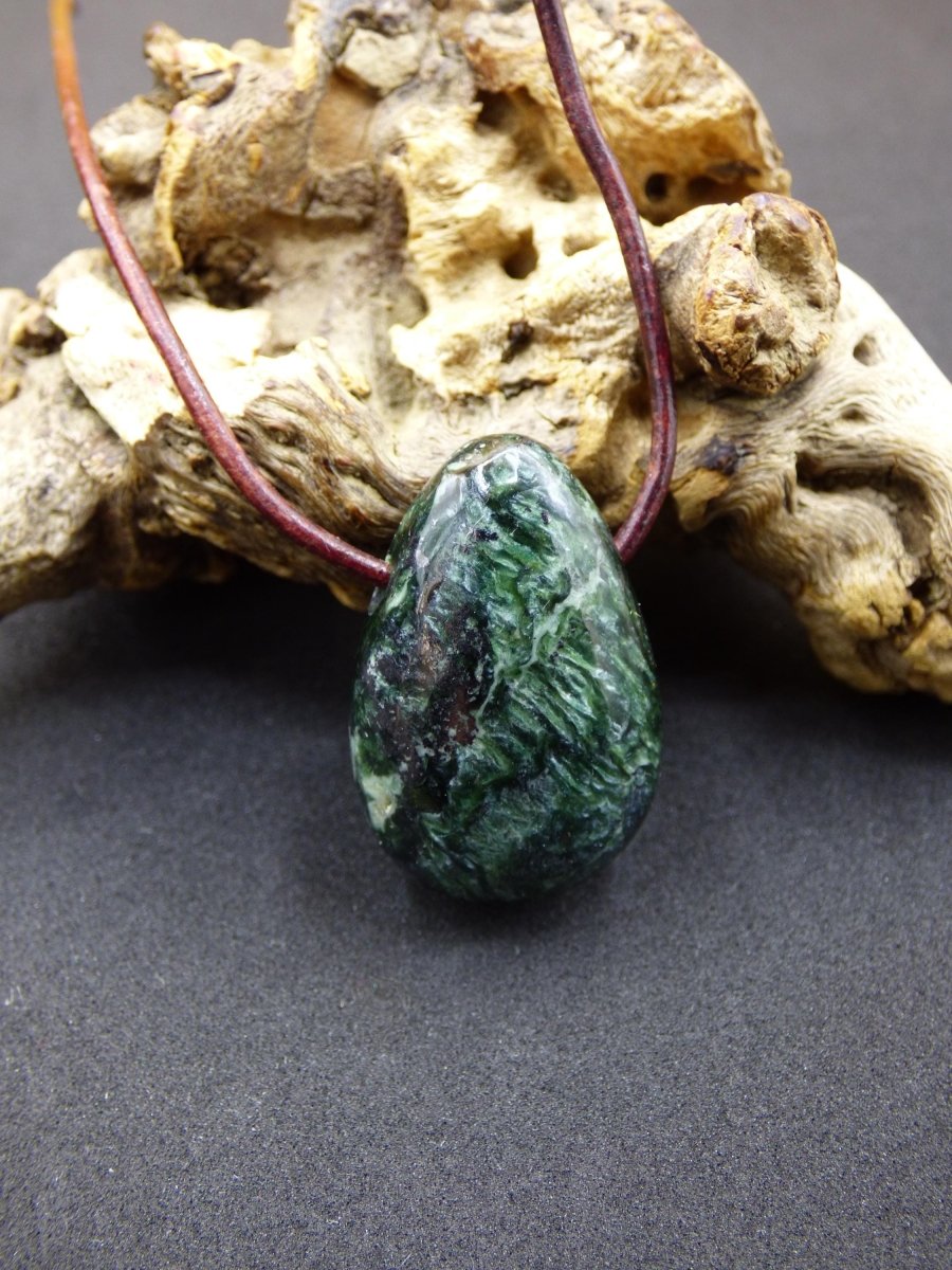 Seraphinit / Serafinit / Klinochlor - Edelstein Kette Natur grün Heilstein Mann Frau Glück Schutz Sommer Kleidung Rarität Geschenk Er Sie - Art of Nature Berlin