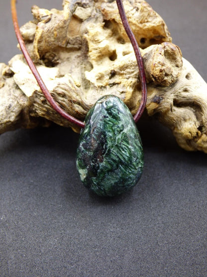 Seraphinit / Serafinit / Klinochlor - Edelstein Kette Natur grün Heilstein Mann Frau Glück Schutz Sommer Kleidung Rarität Geschenk Er Sie - Art of Nature Berlin