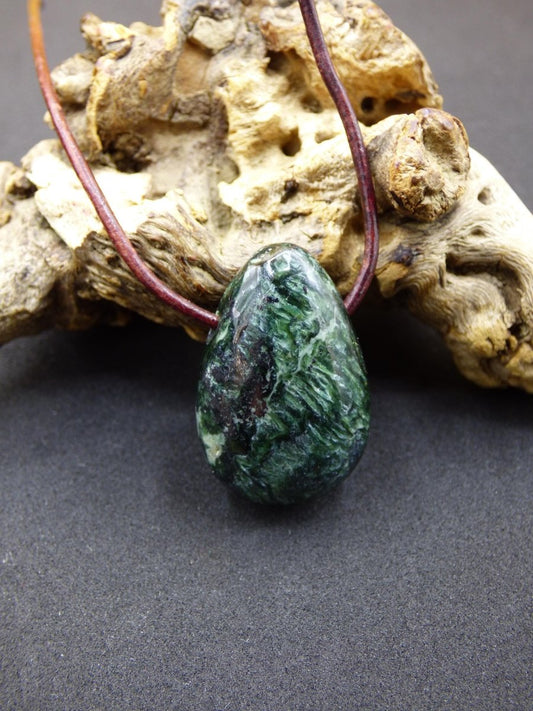 Seraphinit / Serafinit / Klinochlor - Edelstein Kette Natur grün Heilstein Mann Frau Glück Schutz Sommer Kleidung Rarität Geschenk Er Sie - Art of Nature Berlin