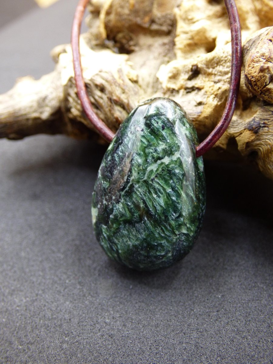 Seraphinit / Serafinit / Klinochlor - Edelstein Kette Natur grün Heilstein Mann Frau Glück Schutz Sommer Kleidung Rarität Geschenk Er Sie - Art of Nature Berlin