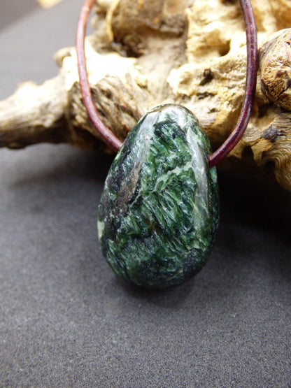 Seraphinit / Serafinit / Klinochlor - Edelstein Kette Natur grün Heilstein Mann Frau Glück Schutz Sommer Kleidung Rarität Geschenk Er Sie - Art of Nature Berlin