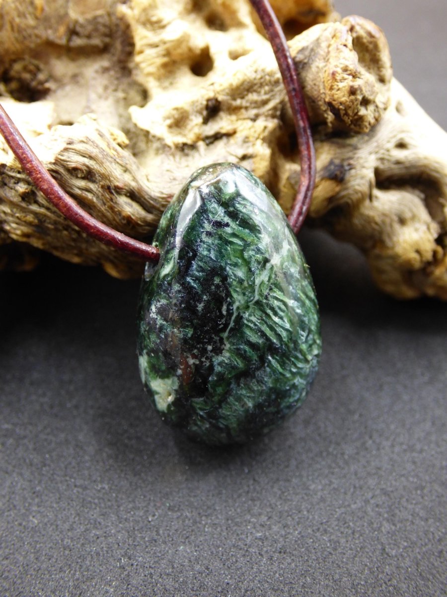 Seraphinit / Serafinit / Klinochlor - Edelstein Kette Natur grün Heilstein Mann Frau Glück Schutz Sommer Kleidung Rarität Geschenk Er Sie - Art of Nature Berlin