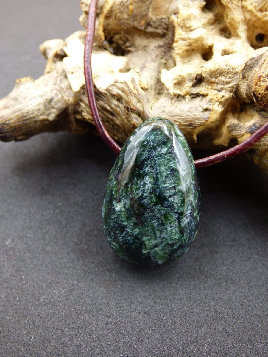 Seraphinit / Serafinit / Klinochlor - Edelstein Kette Natur grün Heilstein Mann Frau Glück Schutz Sommer Kleidung Rarität Geschenk Er Sie - Art of Nature Berlin