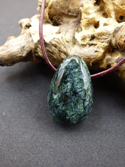 Seraphinit / Serafinit / Klinochlor - Edelstein Kette Natur grün Heilstein Mann Frau Glück Schutz Sommer Kleidung Rarität Geschenk Er Sie - Art of Nature Berlin