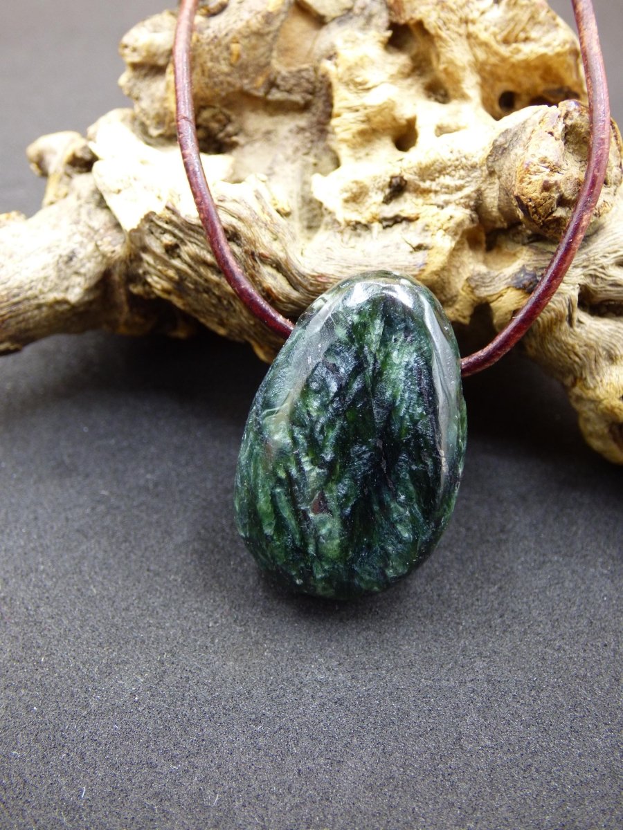 Seraphinit / Serafinit / Klinochlor - Edelstein Kette Natur grün Heilstein Mann Frau Glück Schutz Sommer Kleidung Rarität Geschenk Er Sie - Art of Nature Berlin