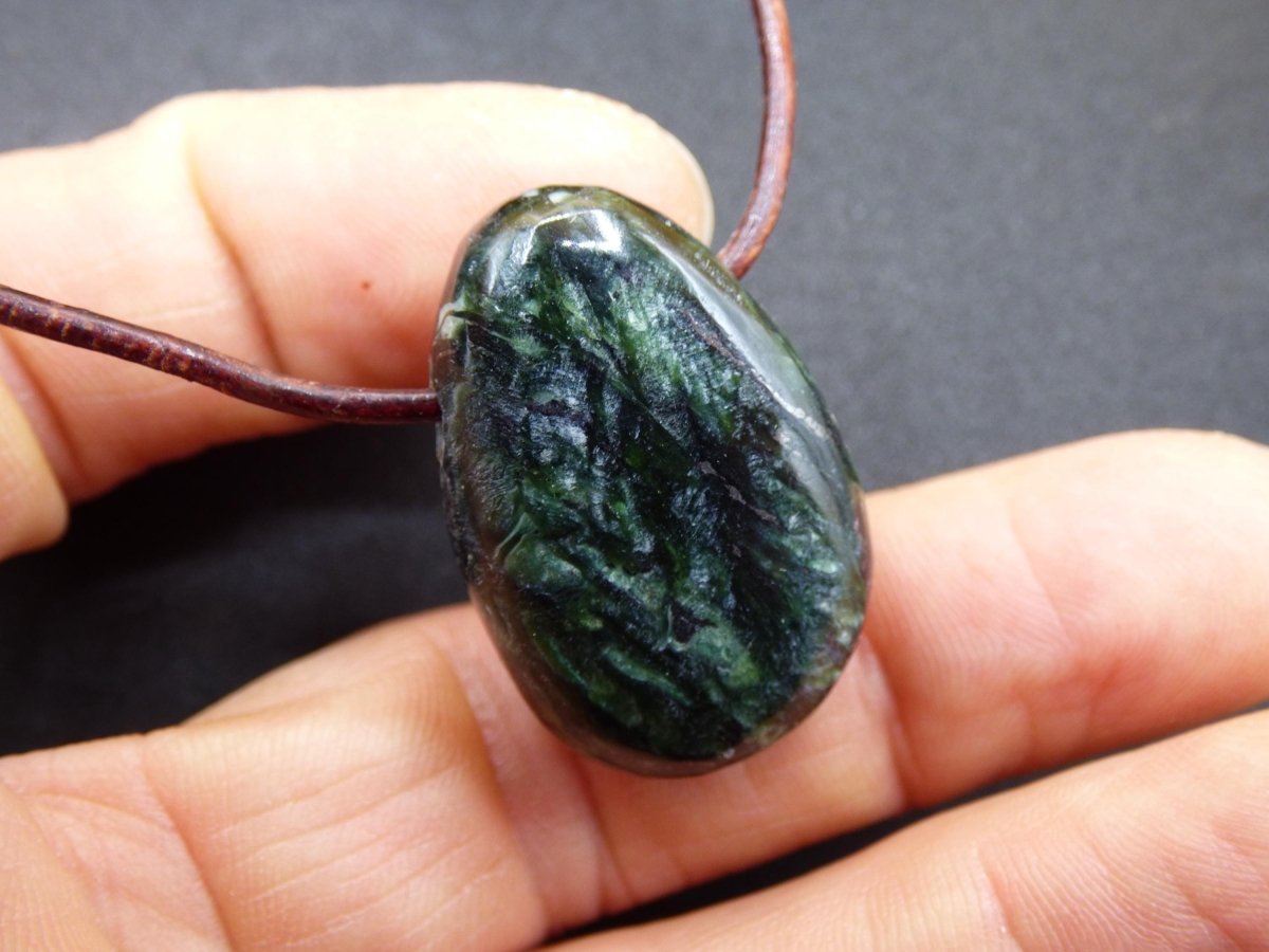 Seraphinit / Serafinit / Klinochlor - Edelstein Kette Natur grün Heilstein Mann Frau Glück Schutz Sommer Kleidung Rarität Geschenk Er Sie - Art of Nature Berlin