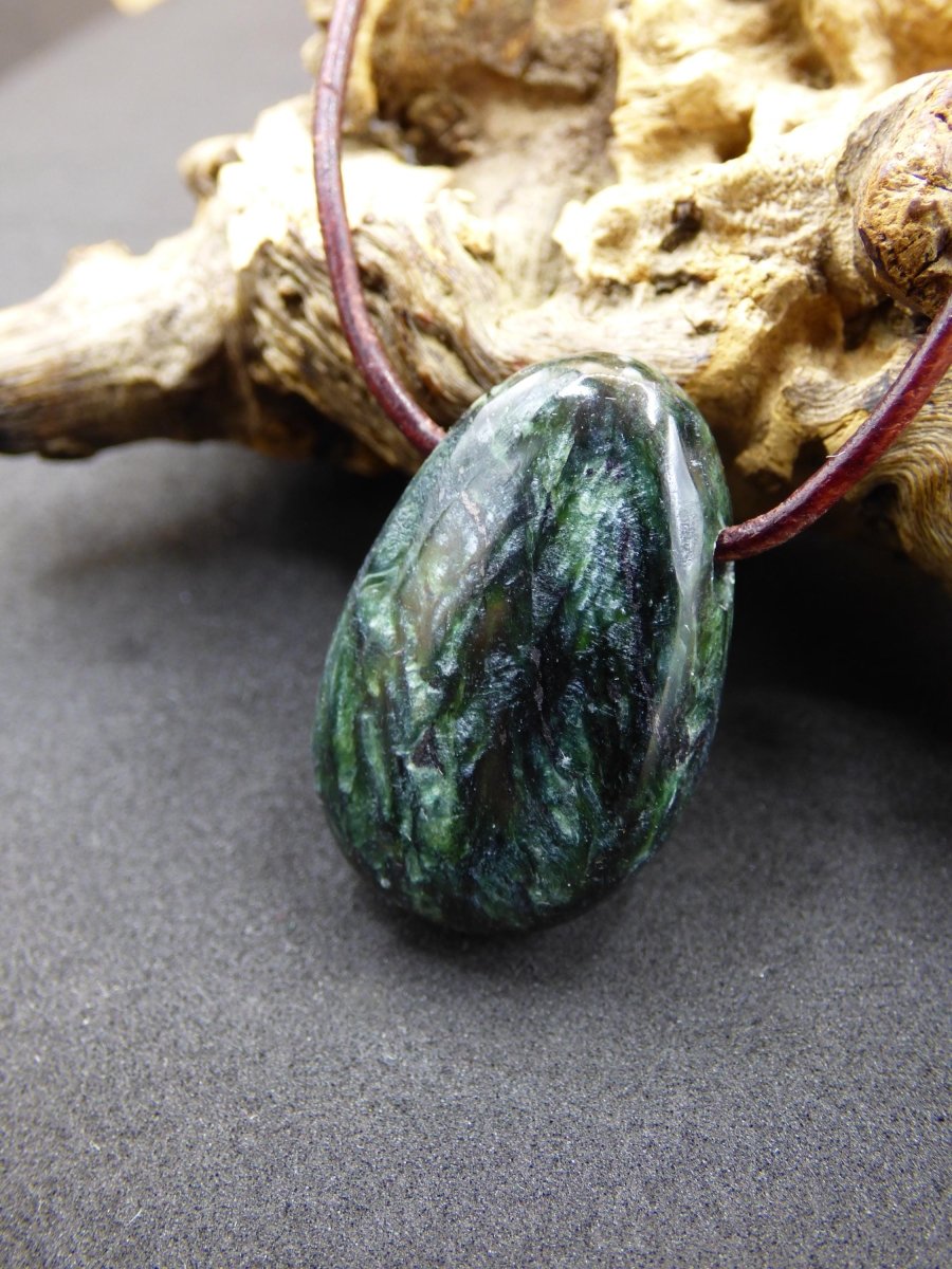 Seraphinit / Serafinit / Klinochlor - Edelstein Kette Natur grün Heilstein Mann Frau Glück Schutz Sommer Kleidung Rarität Geschenk Er Sie - Art of Nature Berlin