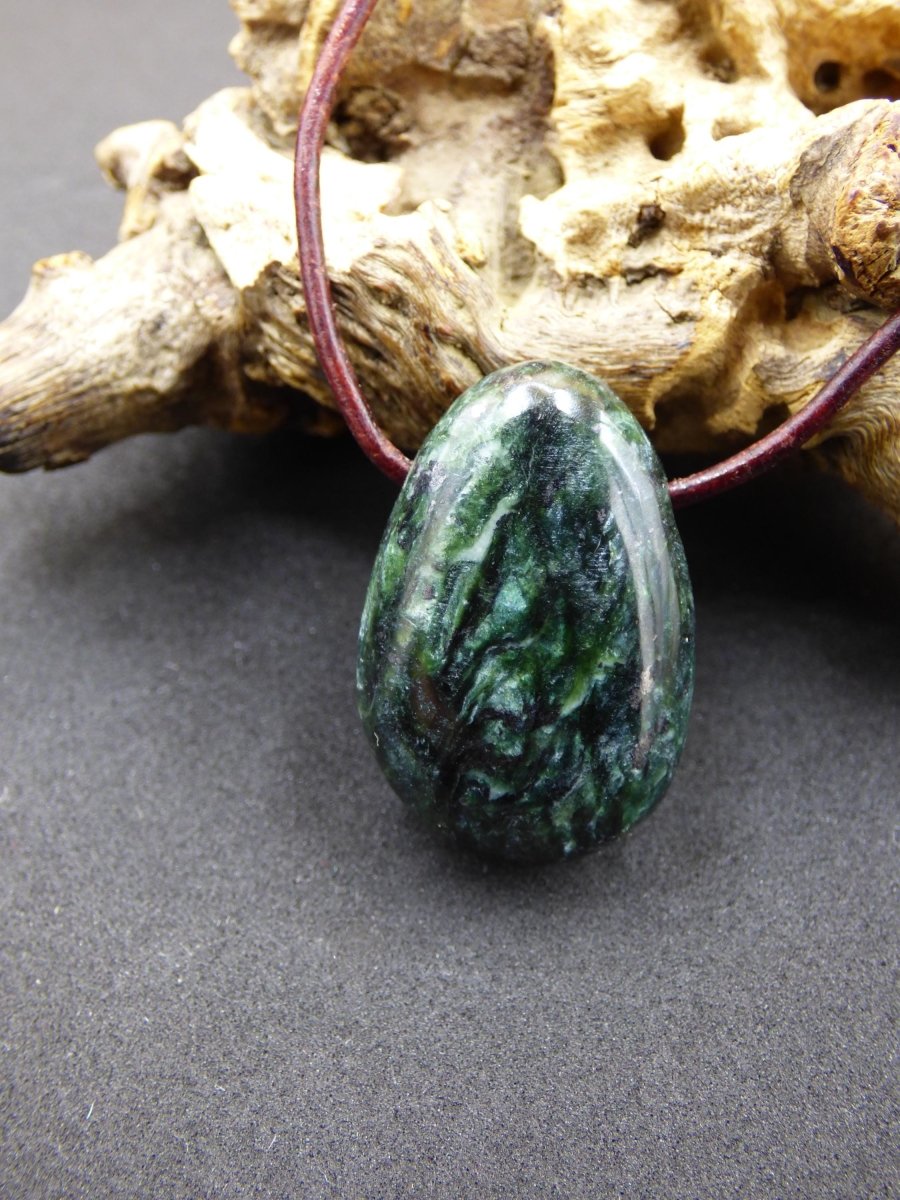 Seraphinit / Serafinit / Klinochlor - Edelstein Kette Natur grün Heilstein Mann Frau Glück Schutz Sommer Kleidung Rarität Geschenk Er Sie - Art of Nature Berlin