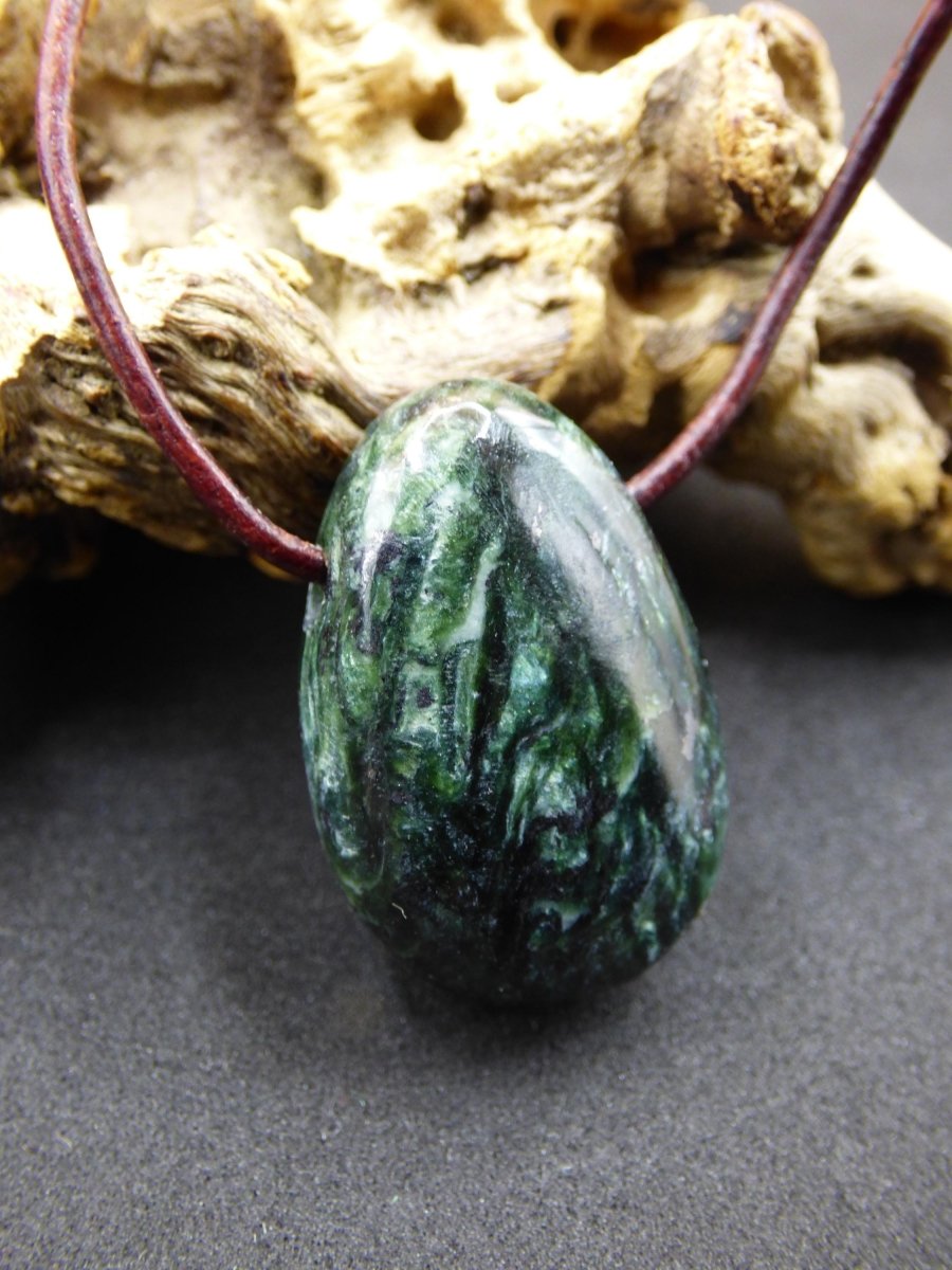 Seraphinit / Serafinit / Klinochlor - Edelstein Kette Natur grün Heilstein Mann Frau Glück Schutz Sommer Kleidung Rarität Geschenk Er Sie - Art of Nature Berlin