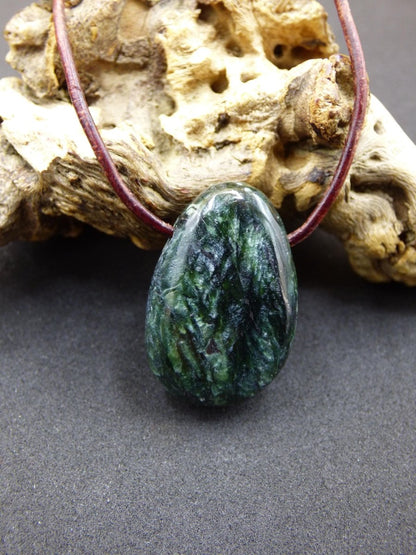 Seraphinit / Serafinit / Klinochlor - Edelstein Kette Natur grün Heilstein Mann Frau Glück Schutz Sommer Kleidung Rarität Geschenk Er Sie - Art of Nature Berlin