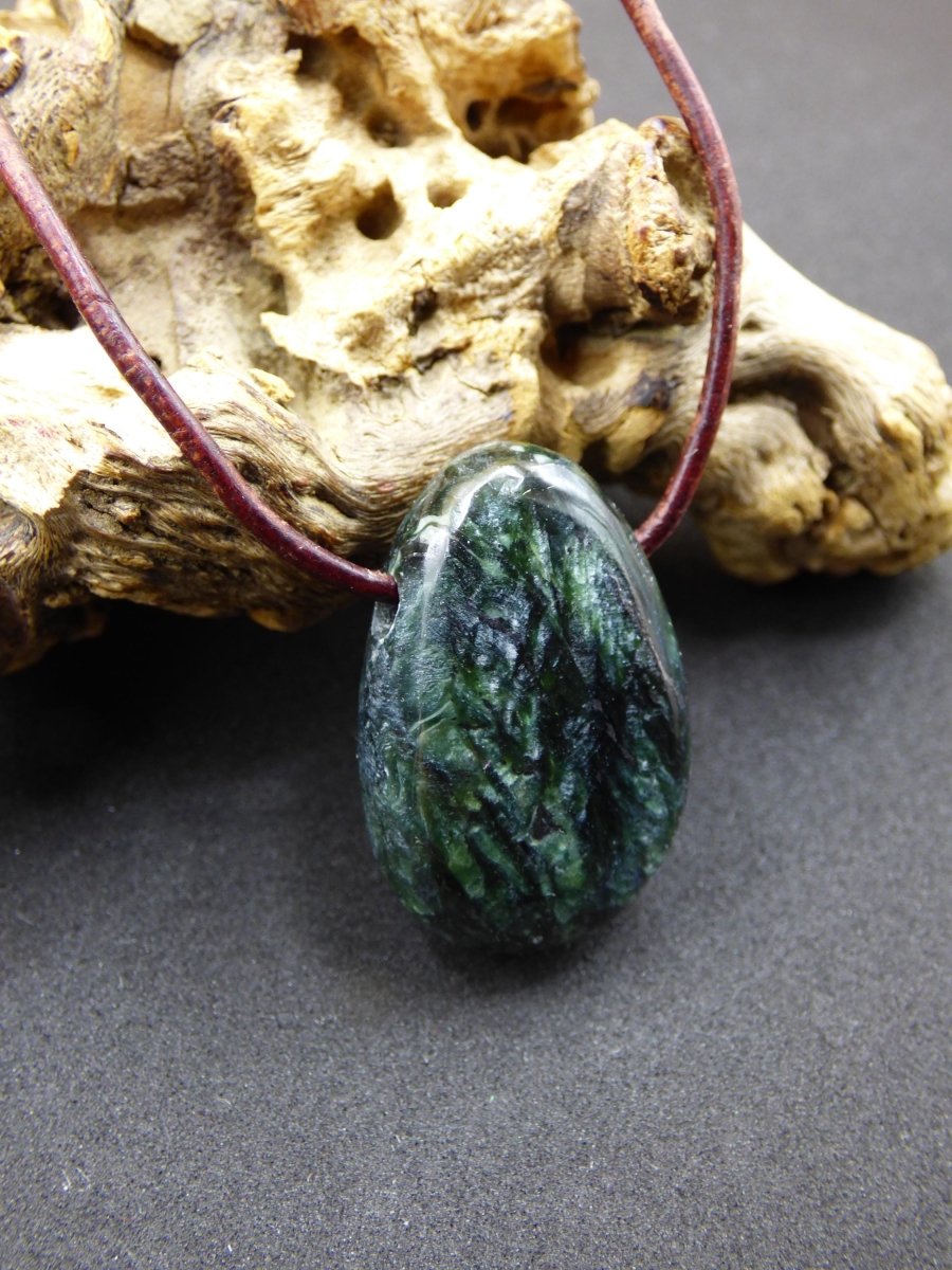 Seraphinit / Serafinit / Klinochlor - Edelstein Kette Natur grün Heilstein Mann Frau Glück Schutz Sommer Kleidung Rarität Geschenk Er Sie - Art of Nature Berlin
