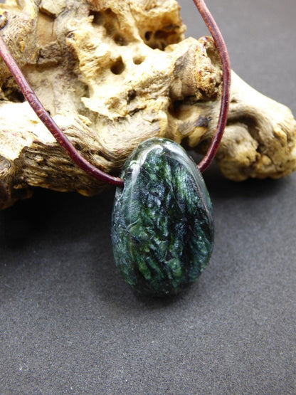 Seraphinit / Serafinit / Klinochlor - Edelstein Kette Natur grün Heilstein Mann Frau Glück Schutz Sommer Kleidung Rarität Geschenk Er Sie - Art of Nature Berlin