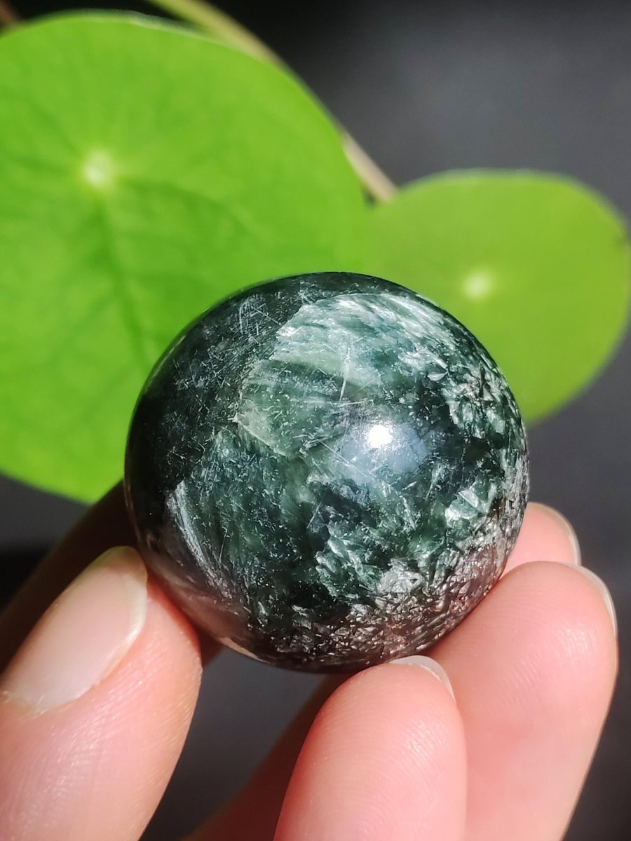 Seraphinit / Serafinit / Klinochlor ~ Magische Edelstein Kugel Massage & Deko Sphere Crystal Spielkugel Meditation HIPPIE GOA Heilstein - Art of Nature Berlin