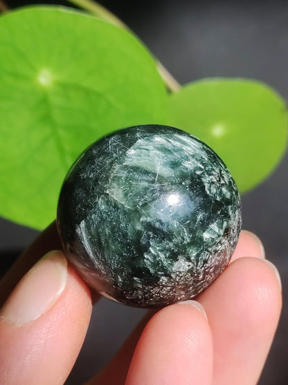 Seraphinit / Serafinit / Klinochlor ~ Magische Edelstein Kugel Massage & Deko Sphere Crystal Spielkugel Meditation HIPPIE GOA Heilstein - Art of Nature Berlin