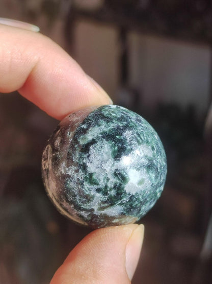 Seraphinit / Serafinit / Klinochlor ~ Magische Edelstein Kugel Massage & Deko Sphere Crystal Spielkugel Meditation HIPPIE GOA Heilstein - Art of Nature Berlin