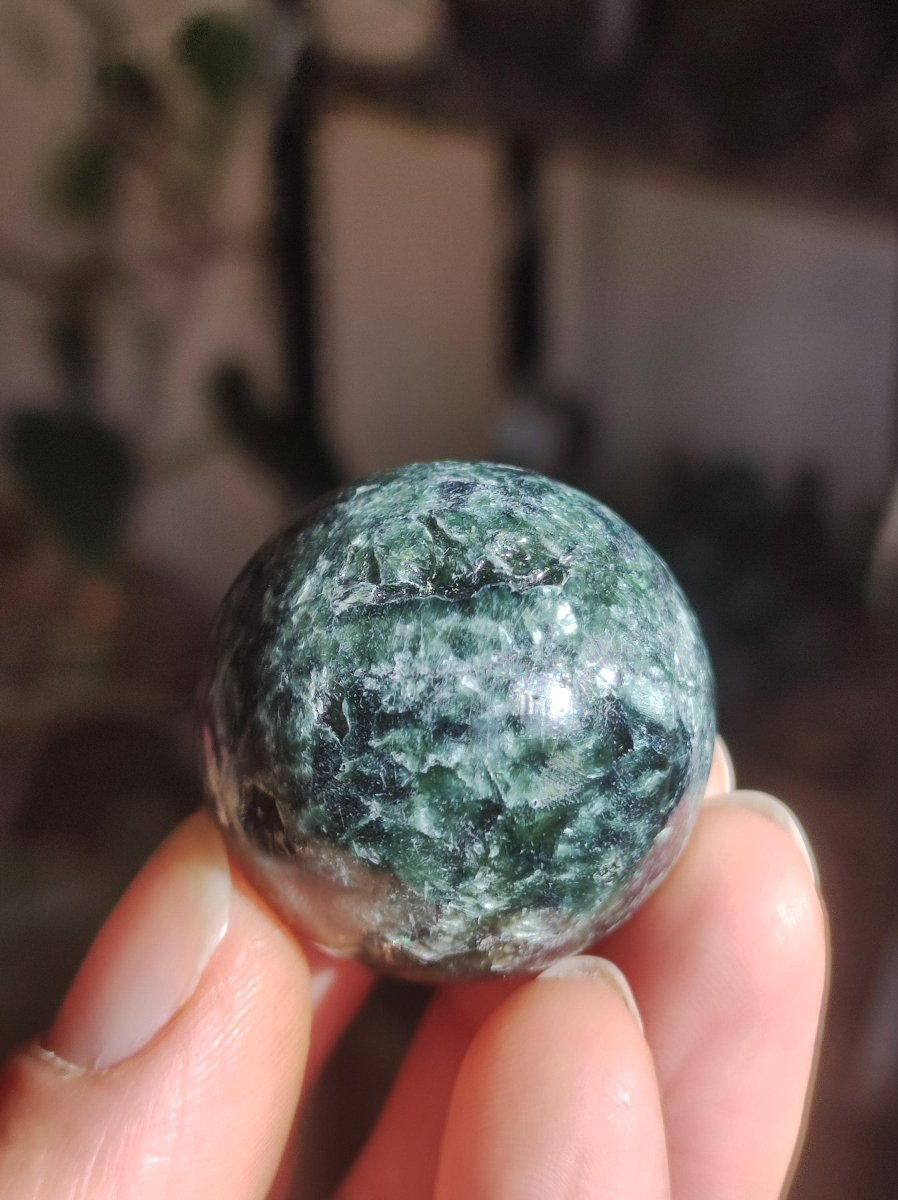 Seraphinit / Serafinit / Klinochlor ~ Magische Edelstein Kugel Massage & Deko Sphere Crystal Spielkugel Meditation HIPPIE GOA Heilstein - Art of Nature Berlin