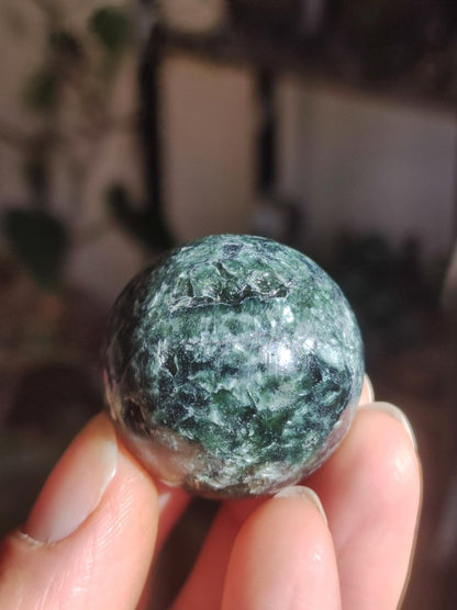Seraphinit / Serafinit / Klinochlor ~ Magische Edelstein Kugel Massage & Deko Sphere Crystal Spielkugel Meditation HIPPIE GOA Heilstein - Art of Nature Berlin