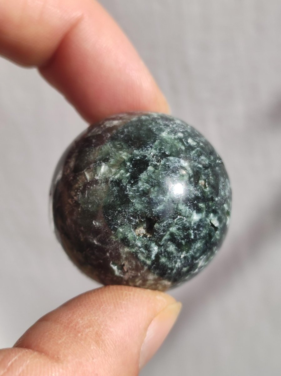 Seraphinit / Serafinit / Klinochlor ~ Magische Edelstein Kugel Massage & Deko Sphere Crystal Spielkugel Meditation HIPPIE GOA Heilstein - Art of Nature Berlin