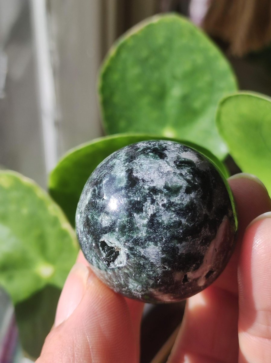 Seraphinit / Serafinit / Klinochlor ~ Magische Edelstein Kugel Massage & Deko Sphere Crystal Spielkugel Meditation HIPPIE GOA Heilstein - Art of Nature Berlin