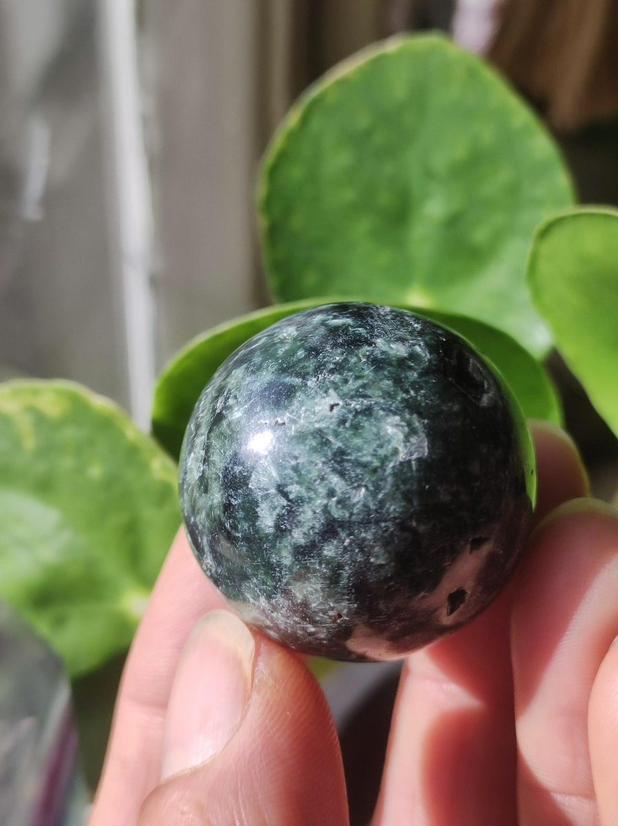 Seraphinit / Serafinit / Klinochlor ~ Magische Edelstein Kugel Massage & Deko Sphere Crystal Spielkugel Meditation HIPPIE GOA Heilstein - Art of Nature Berlin
