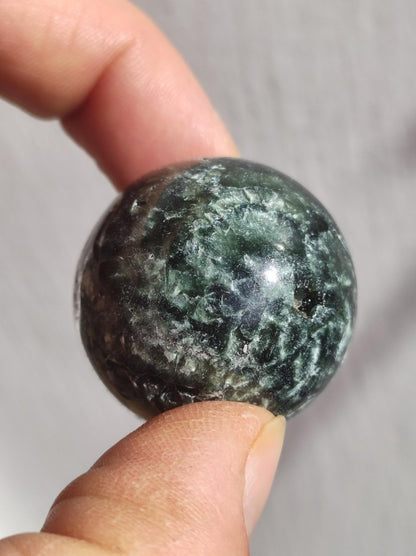 Seraphinit / Serafinit / Klinochlor ~ Magische Edelstein Kugel Massage & Deko Sphere Crystal Spielkugel Meditation HIPPIE GOA Heilstein - Art of Nature Berlin