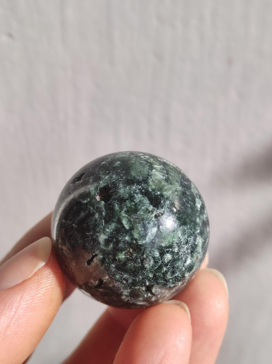 Seraphinit / Serafinit / Klinochlor ~ Magische Edelstein Kugel Massage & Deko Sphere Crystal Spielkugel Meditation HIPPIE GOA Heilstein - Art of Nature Berlin