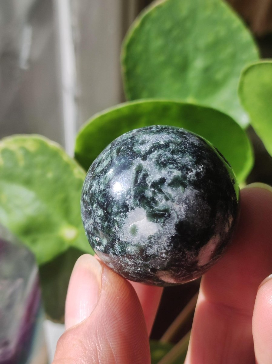 Seraphinit / Serafinit / Klinochlor ~ Magische Edelstein Kugel Massage & Deko Sphere Crystal Spielkugel Meditation HIPPIE GOA Heilstein - Art of Nature Berlin