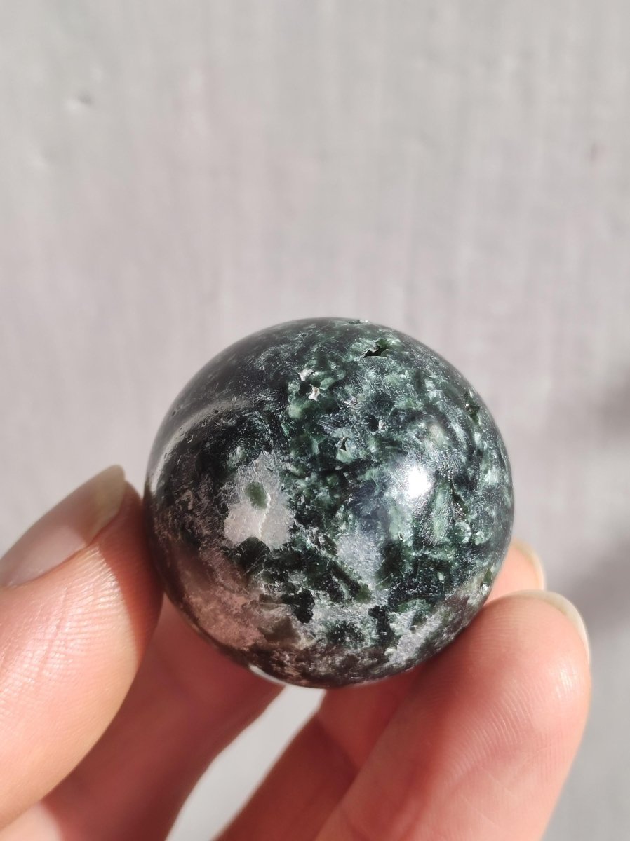 Seraphinit / Serafinit / Klinochlor ~ Magische Edelstein Kugel Massage & Deko Sphere Crystal Spielkugel Meditation HIPPIE GOA Heilstein - Art of Nature Berlin