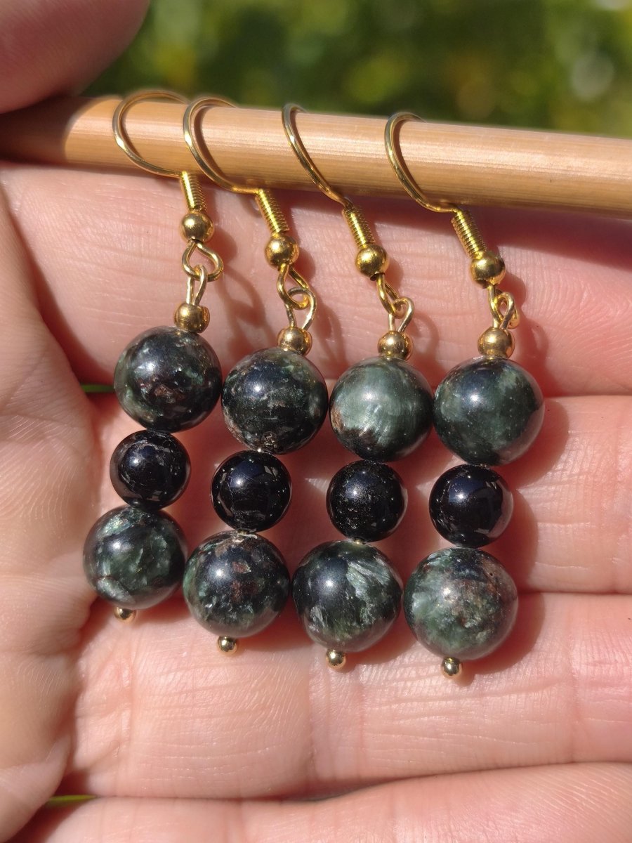 Seraphinite grün + Schwarzer Turmalin Ohrringe Edelstein Perlen Frau Mutter Tochter Sie Freundin Geschenk Natur Heilstein Ohrhänger Rarität - Art of Nature Berlin