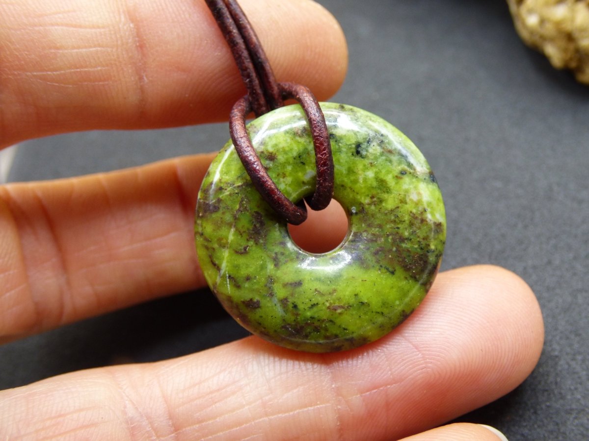 Serpentin 25mm Donut ~ Edelstein Kette ~HIPPIE ~GOA ~Boho ~Tibet ~Ethno ~Nature ~Donut ~Schutzsymbol ~Heilstein - Art of Nature Berlin