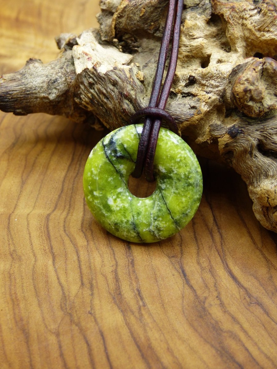 Serpentin 25mm Donut ~ Edelstein Kette ~HIPPIE ~GOA ~Boho ~Tibet ~Ethno ~Nature ~Donut ~Schutzsymbol ~Heilstein - Art of Nature Berlin