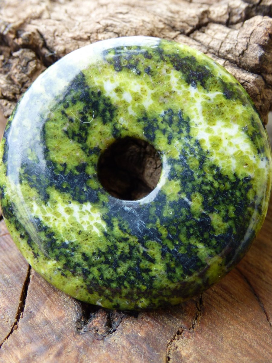 Serpentin Donut grün Edelstein Kette HIPPIE GOA Boho Tibet Ethno Nature Donut Schutzsymbol Heilstein Sammler Unikat Mann Frau Geschenk - Art of Nature Berlin