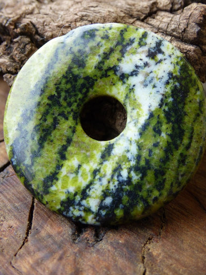 Serpentin Donut grün Edelstein Kette HIPPIE GOA Boho Tibet Ethno Nature Donut Schutzsymbol Heilstein Sammler Unikat Mann Frau Geschenk - Art of Nature Berlin