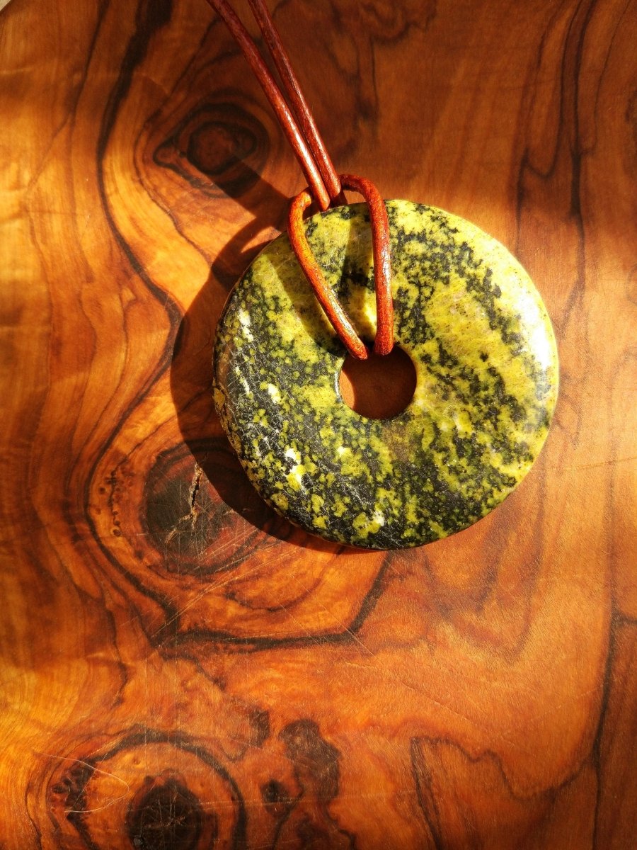 Serpentin Donut grün Edelstein Kette HIPPIE GOA Boho Tibet Ethno Nature Donut Schutzsymbol Heilstein Sammler Unikat Mann Frau Geschenk - Art of Nature Berlin
