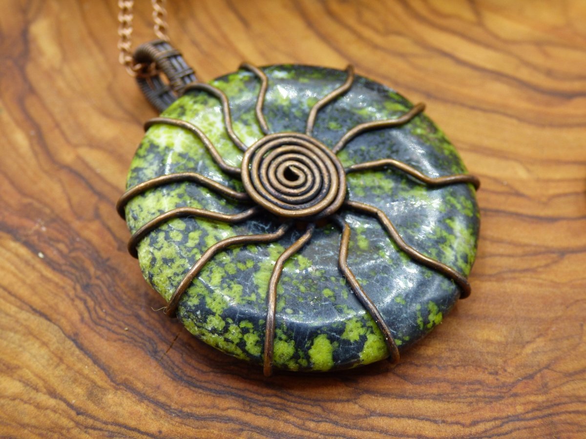 Serpentin Donut *~ Wire ~* ~ Edelstein Kette mit Kupferdraht ~HIPPIE ~GOA ~Boho ~Ethno ~Nature ~Heilstein ~Energy ~Chakra ~Spirale Männer - Art of Nature Berlin